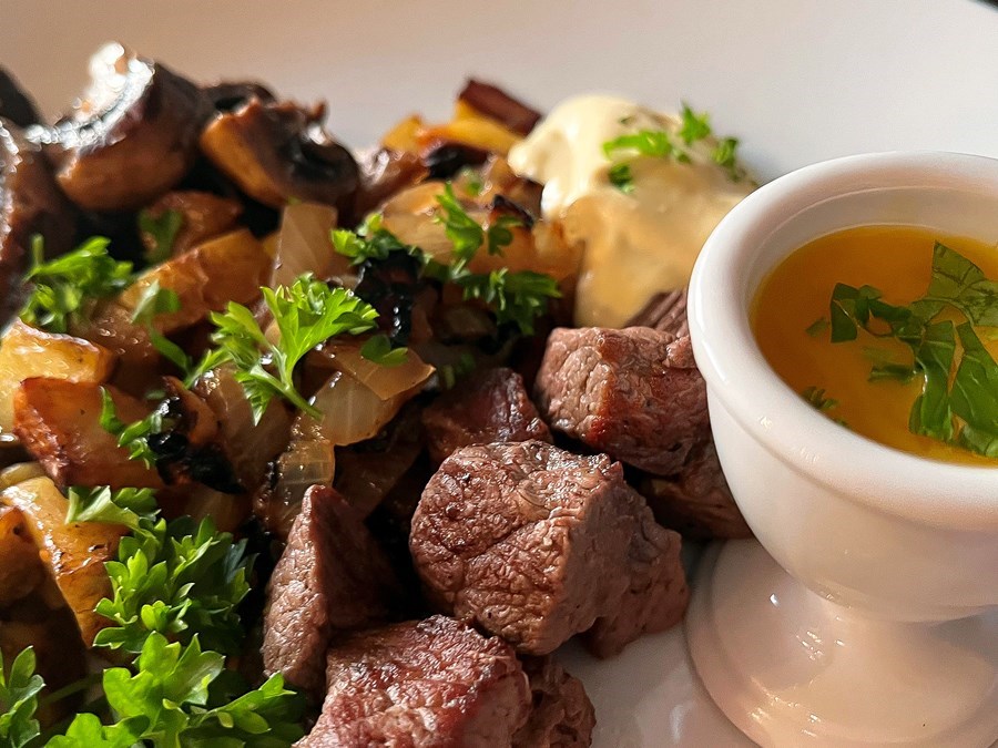 Biff Rydberg med senaps- och pepparrotskräm - Backyard Living A/S